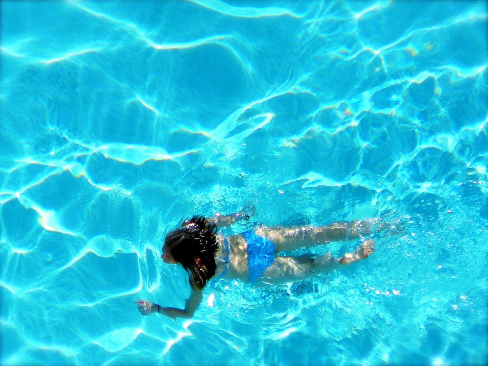 qtq80-C7xwqG girl swimming underwater in a pool